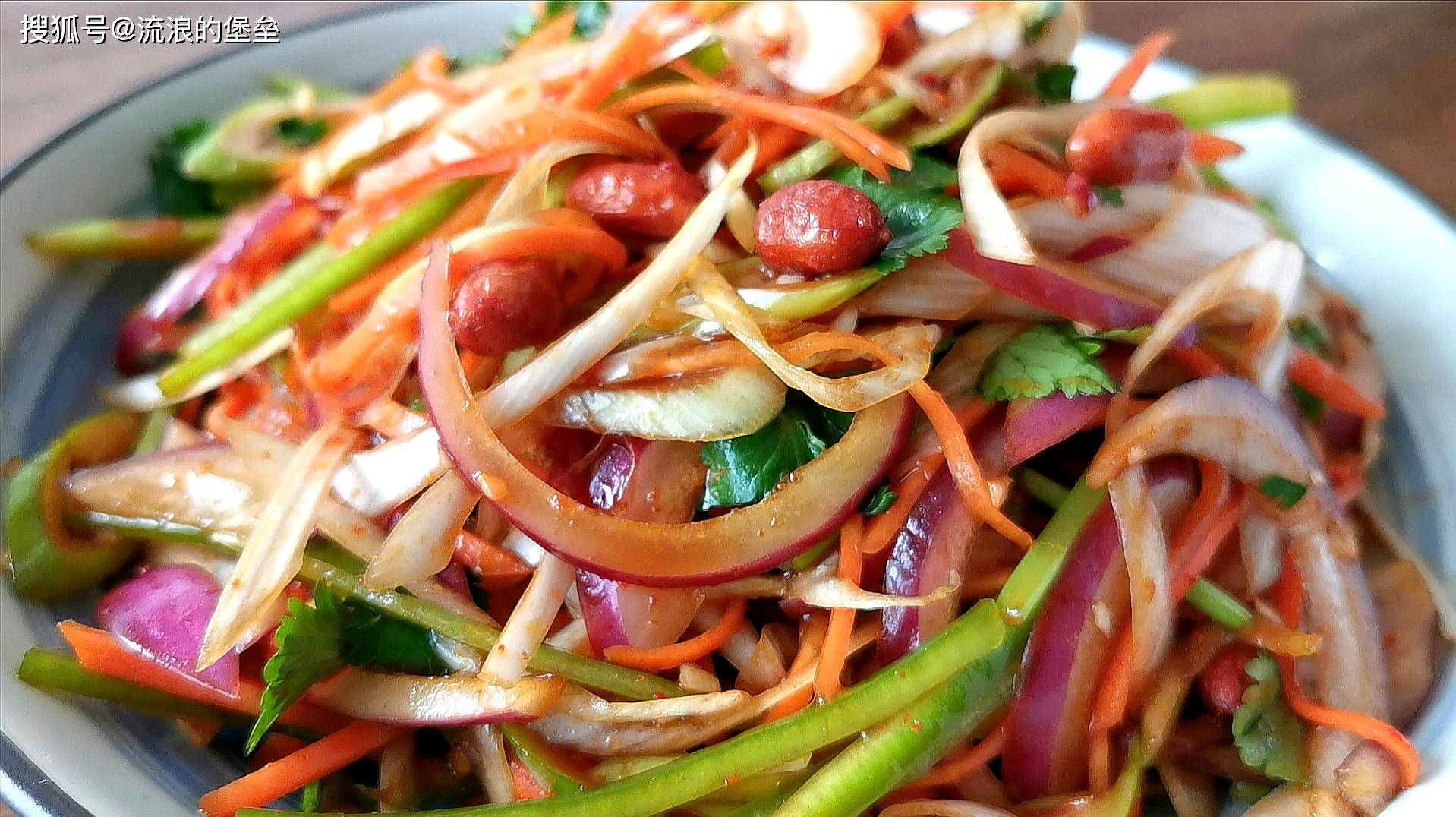 第四道老虎菜,这道菜是东北人吃的没跑了,名字都非常的霸气,而且酸甜