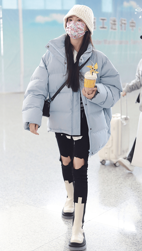 原创杨超越最新机场私服羽绒服搭破洞裤漫画腿羡煞旁人