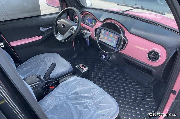 2款高颜值的电动四轮车豪华内饰带冷暖空调适合老年人代步