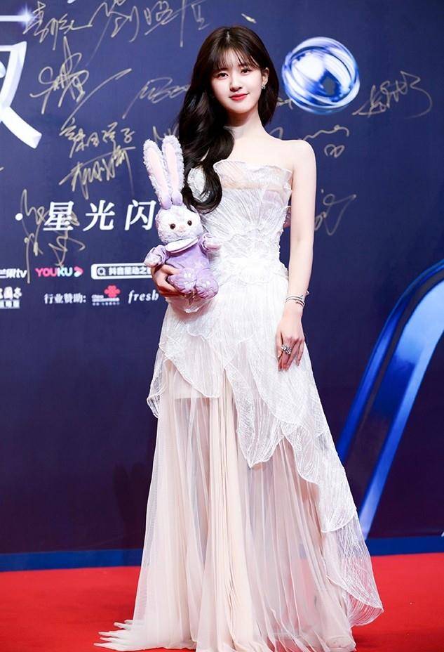 10女星红毯造型,赵丽颖粉美公主裙_图片_微博_礼服