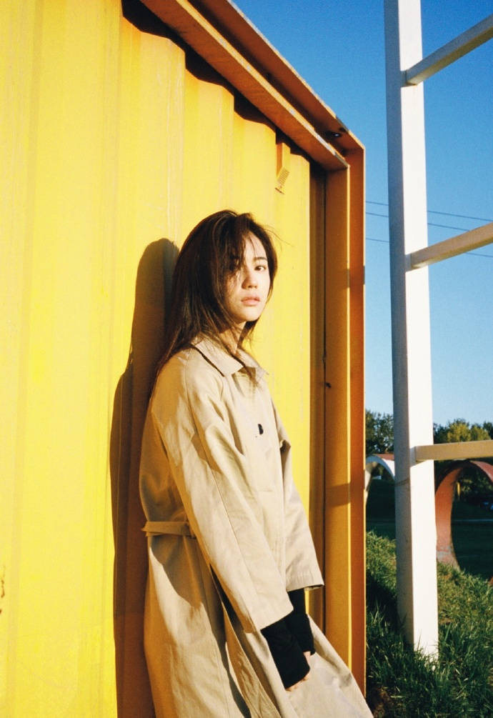 原创谋女郎周晓凡晒火辣美照黑裙大炫牛奶肌完全不逊色刘浩存