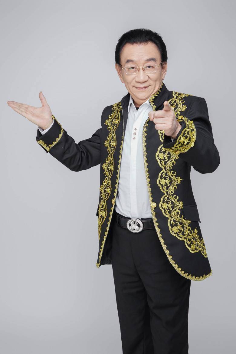 2017年,71岁的侯耀华被曝和女徒弟安娜金关系非同一般,他和安娜金戴