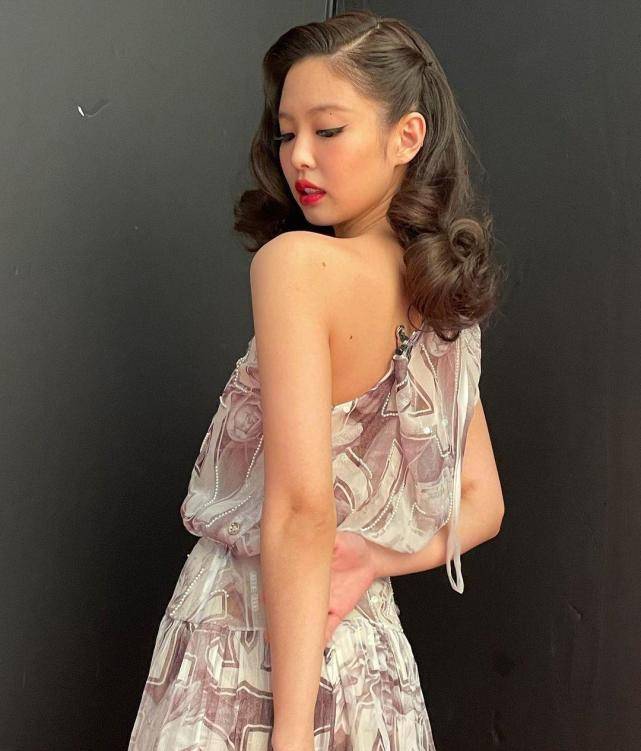 原创粉墨jennie戴皇冠成香奈儿宠儿烈焰红唇和朴彩英争流量