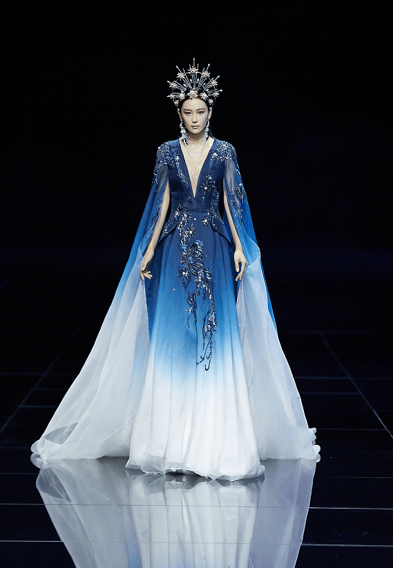 原创军嫂张馨予气场堪比超模一袭大v领纱裙走秀又美又飒