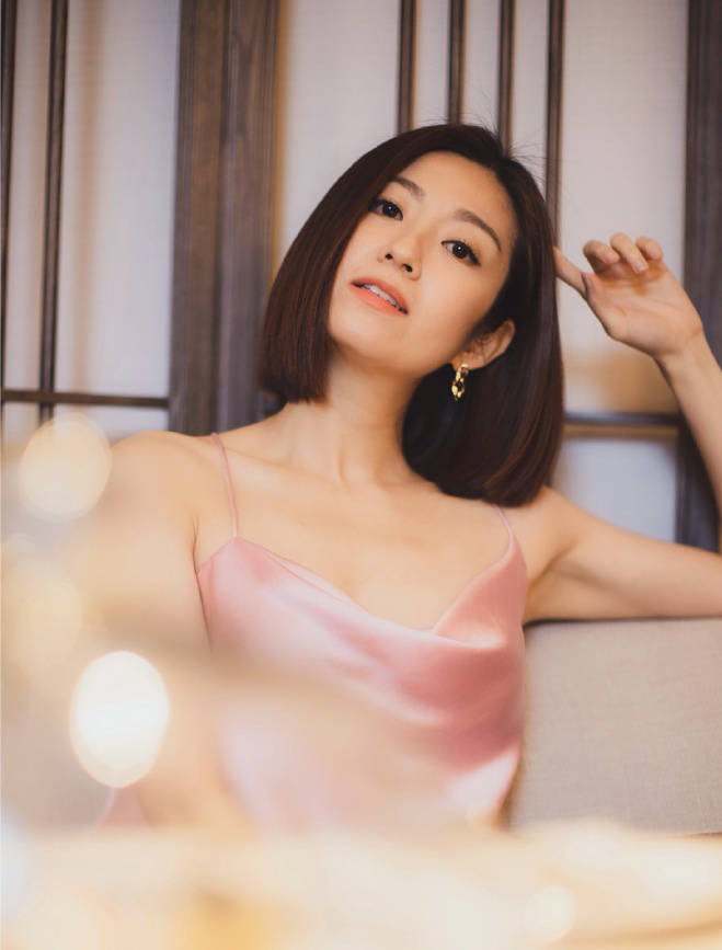 原创tvb女星陈自瑶晒性感美照吊带裙轻熟风情女儿生日不见老公