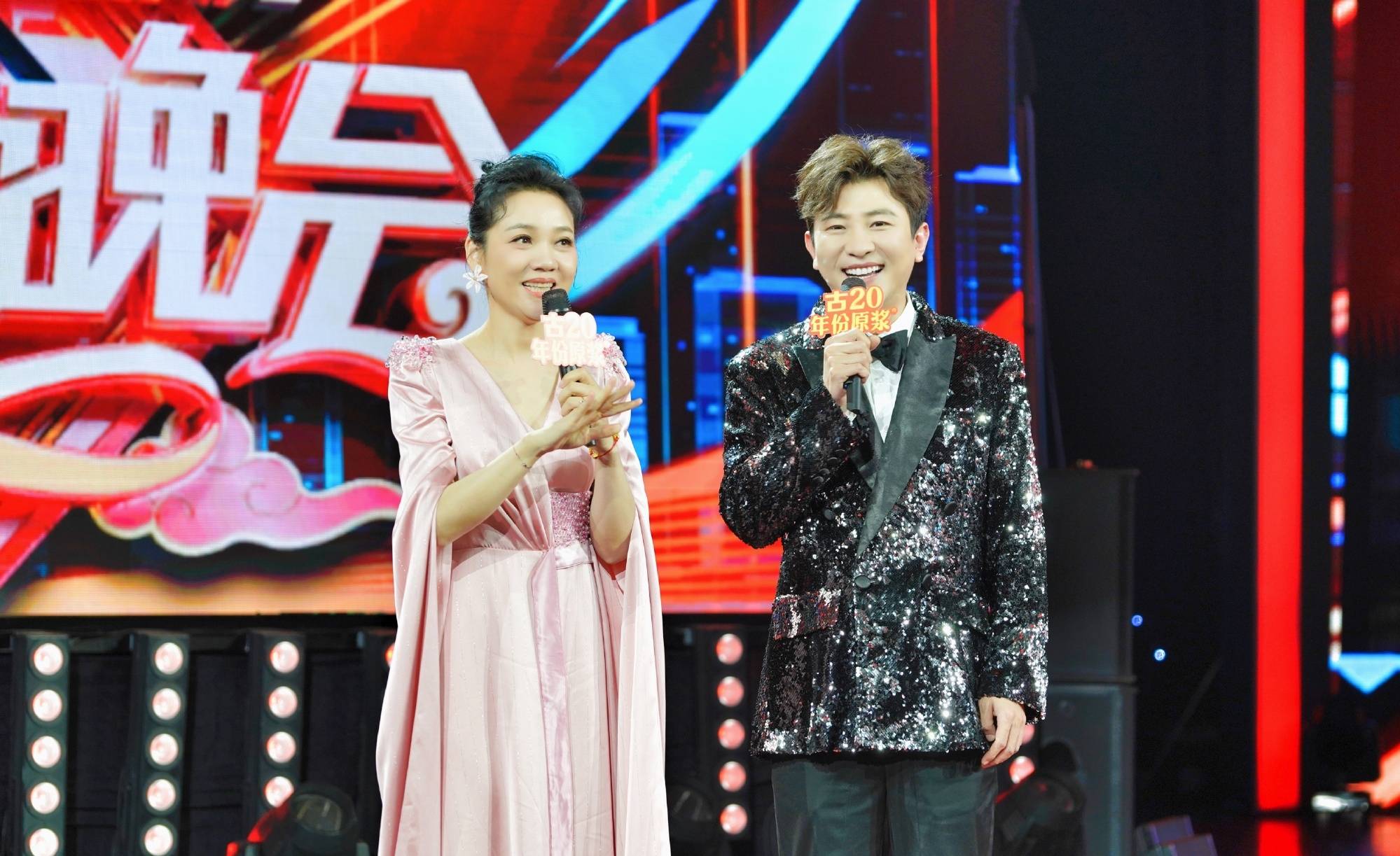 原创主持人周群和网红薇娅同框亲密合影反遭网友批评身高也有争议