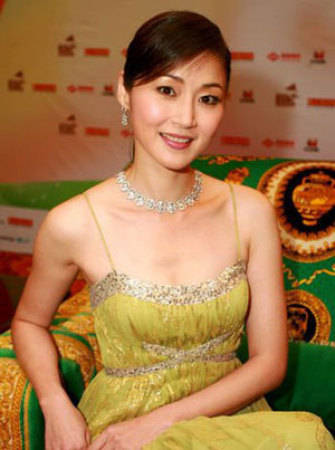 女神青涩美照:温碧霞像大妈,张敏很清纯,蓝洁瑛美到爆_万绮雯_香港