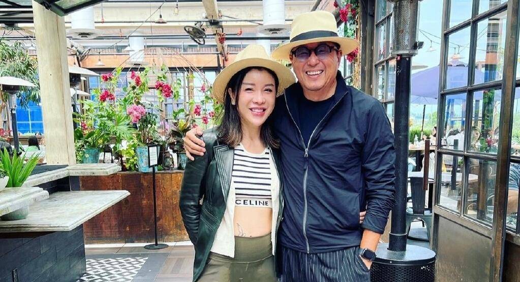 王伟忠携妻子林慧晶现身64岁依旧潮流十足不料意外撞脸张嘉译