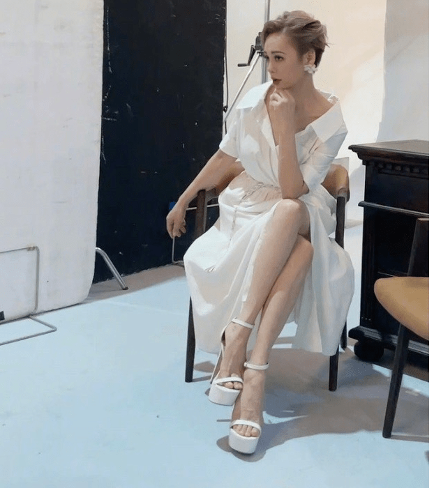 十分的诱人,再搭配上精致的妆容和一头利落的短发,以及那霸气的坐姿