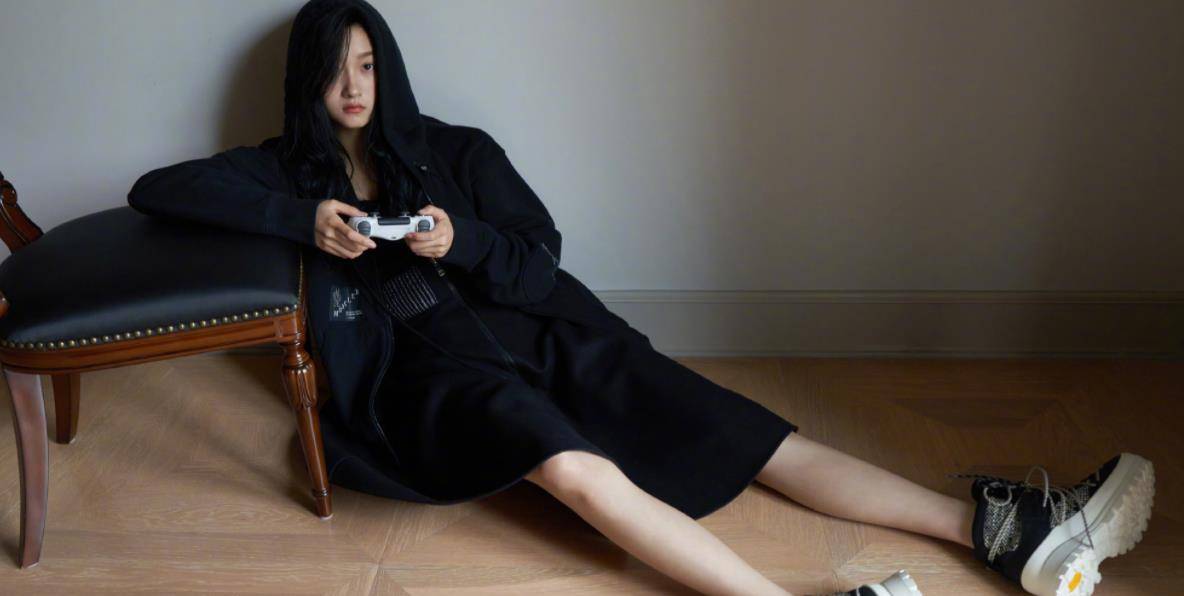 原创关晓彤最新杂志造型曝光坐在地上玩游戏机穿时尚长裙躺沙发上