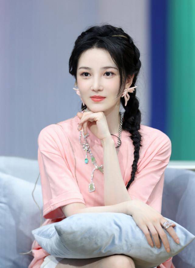 原创陈小纭拿精修图给节目组看她小时候的鼻子有没有整容一目了然