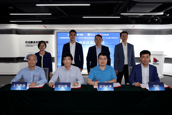 上海数慧联席总裁吴晓珍,汉达瑞副总裁饶友琢,武汉大学科学