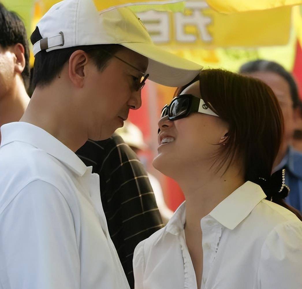 跳水皇后伏明霞嫁大26岁富一代5年生三胎如今咋样了