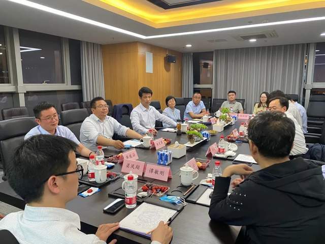 19日晚,在江苏双创人才联合股份有限公司,刘智勇与利川籍部分乡贤代表