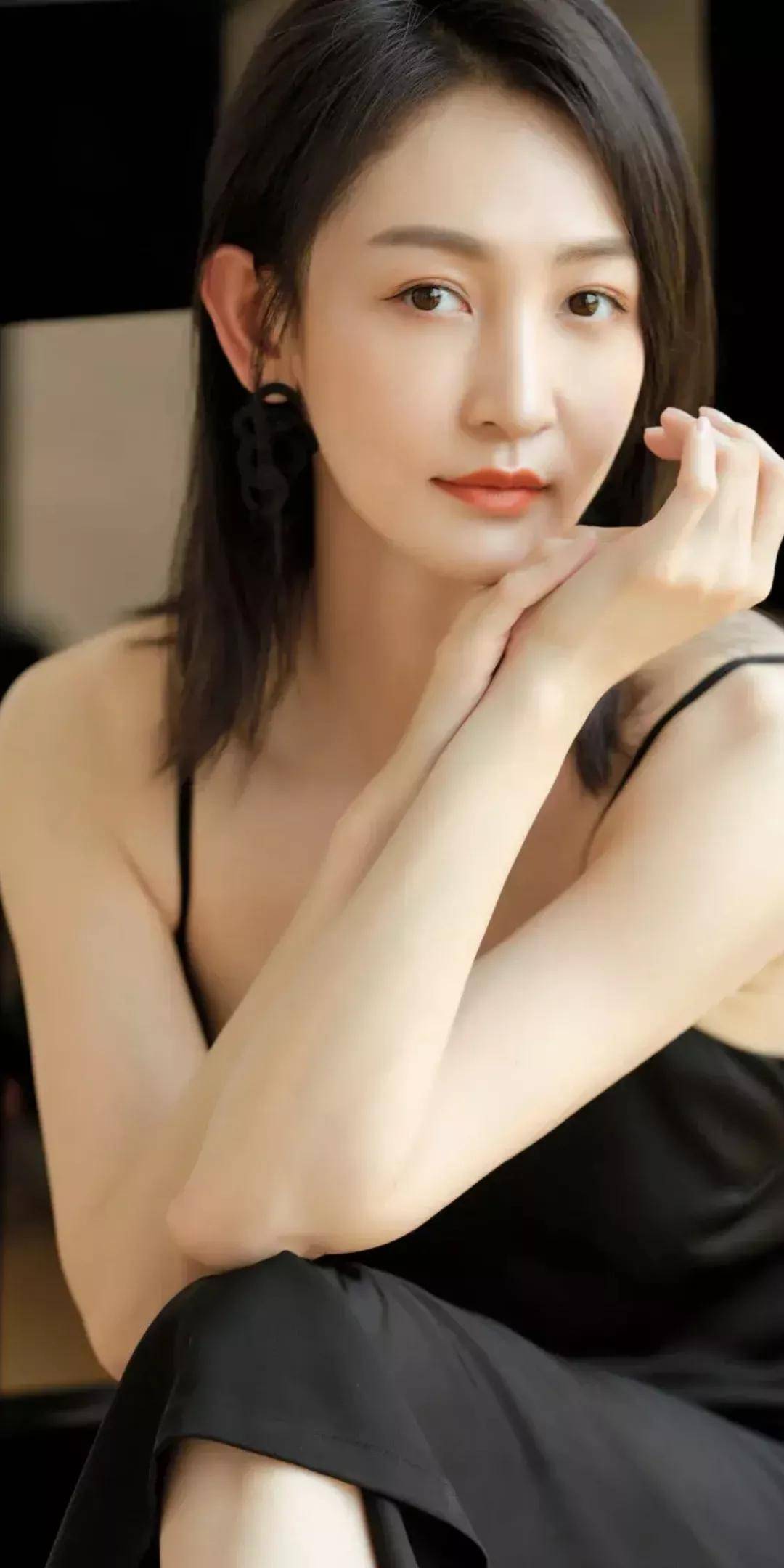 照片真是太美了.但闫博雅如此高调张扬,大秀时尚,是好了伤疤忘了痛吗?