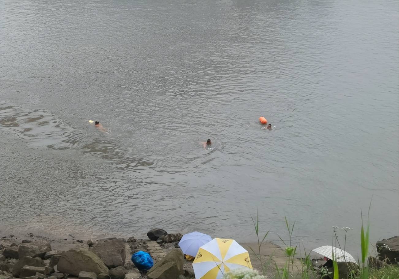 湖北5名学生游泳时被急流冲走为何年年宣传防溺水还总有人不听