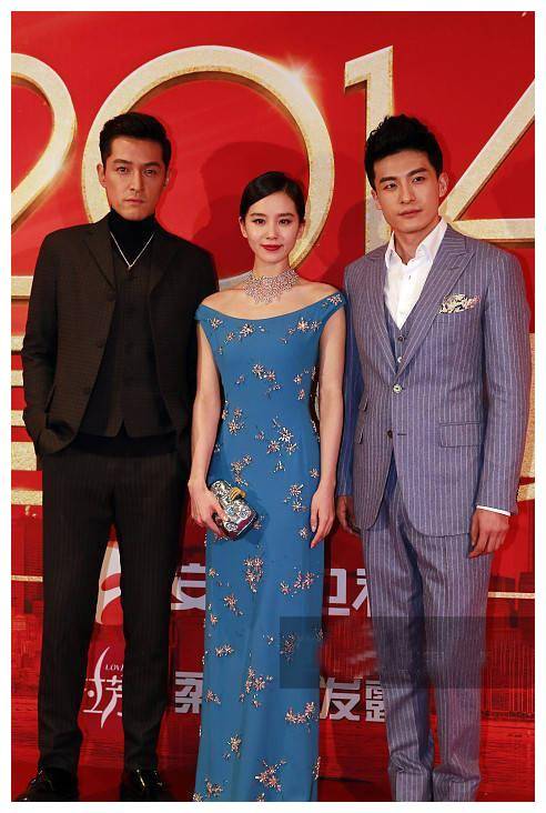 刘诗诗穿宝蓝长裙亮相,又纯又欲好撩人,与戴小银链的胡歌配一脸_礼服_