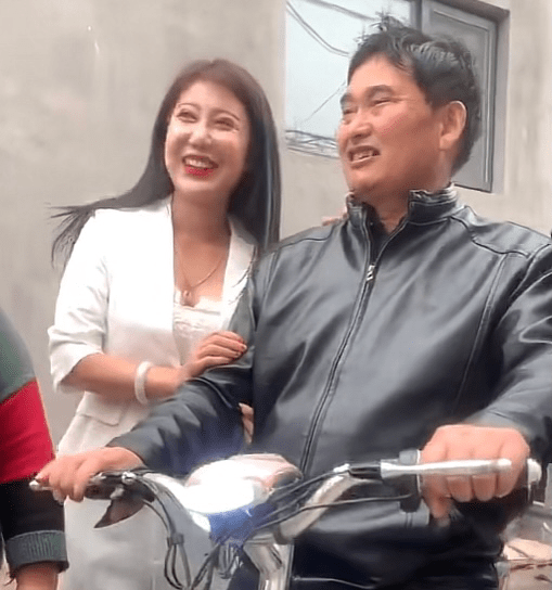 两美女网红蹭大衣哥热度,大门口疯狂热舞,紧紧挽着大衣哥不松手_丹娜