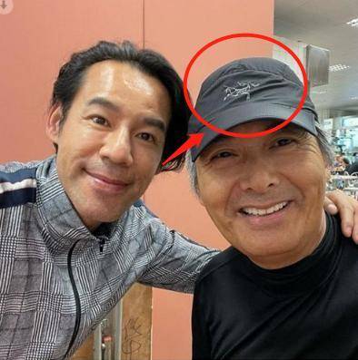 谢霆锋晒与周润发合影引网友热议,两大男神帅气依旧_照片_妻子_自拍