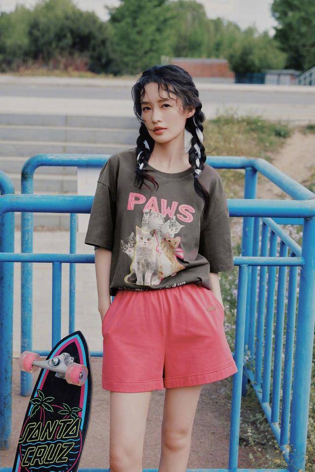 蜜桃粉荷叶边衬衣甜美蓝色桔梗牛仔裙俏皮李沁诠释夏日少女风