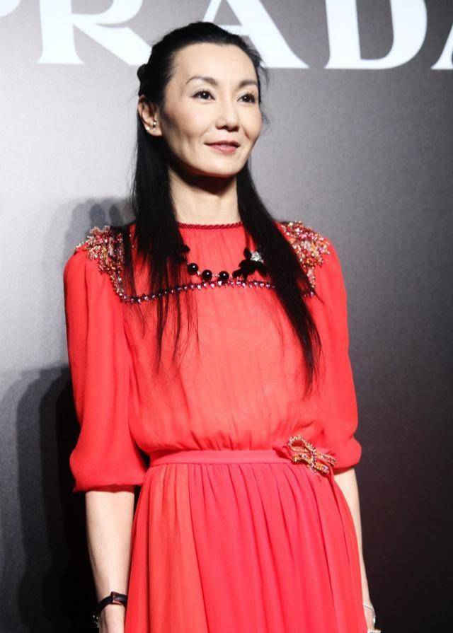 原创张曼玉穿红裙近照曝光容貌憔悴瘦到脱相57岁就已经尽显老态了