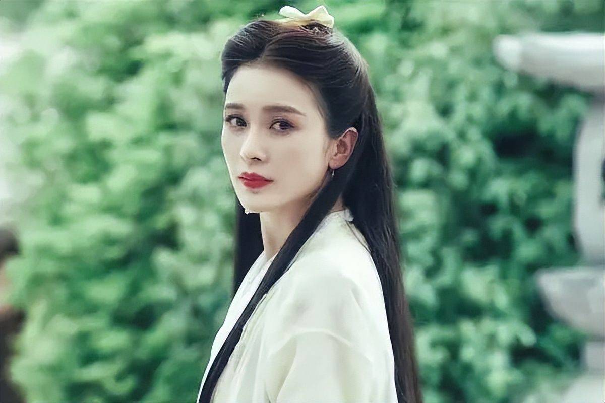 倚天屠龙记黄衫女子为何一定要救谢逊呢看她身份就知道了