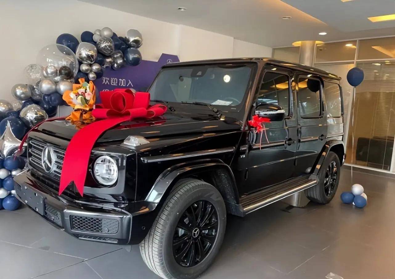 江苏美女花230万买奔驰g500酷爱8缸方盒子巾帼气概英姿飒爽