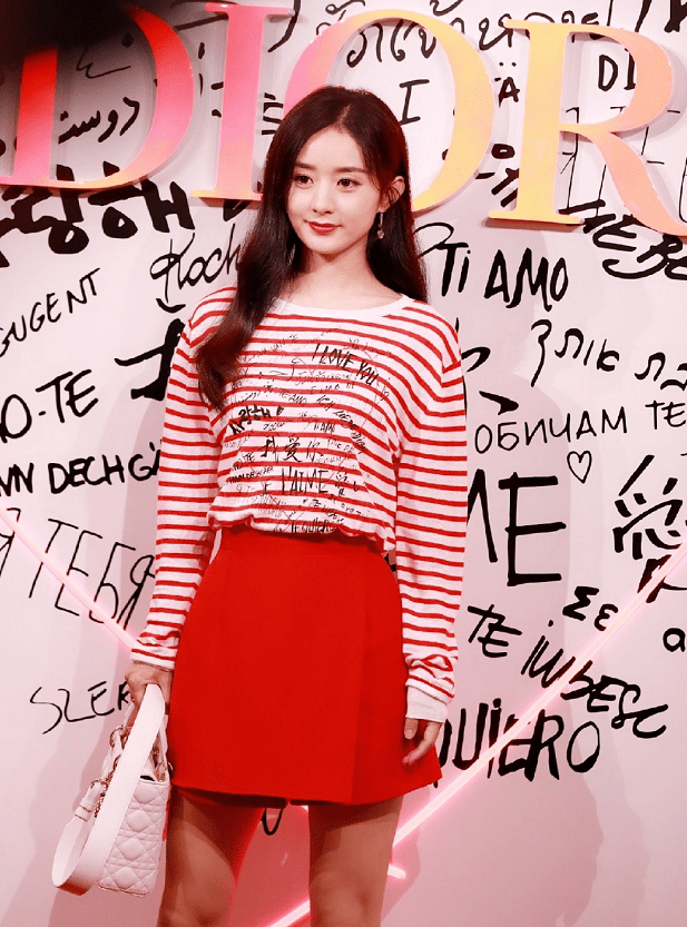 原创赵丽颖生娃后逆生长红色短裙超甜像个18岁邻家女孩