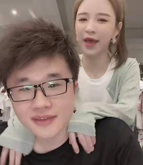 在2022年的上海时装周,雪梨牵着儿子的手出现在舞台上.