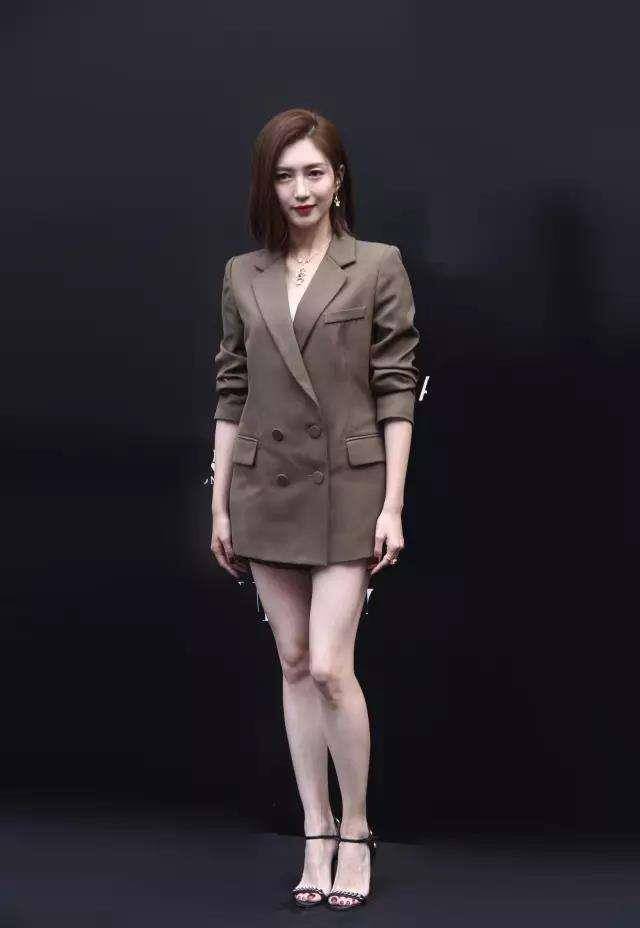 人人都有的一字带凉鞋像江疏影张天爱这样穿出独一无二时髦感