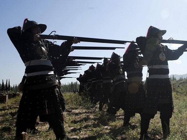 只要成功压制住了明军的火枪优势,后金军的骑兵优势就可以尽情施展了.