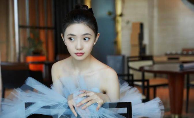 原创北舞附中合照曝光刘浩存公主打扮太抢眼任敏留长发差点没认出