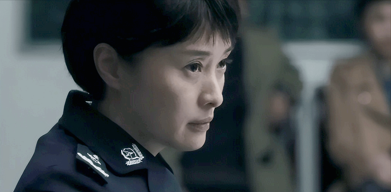 早在《刑警使命》里,吴越就曾穿过警服.