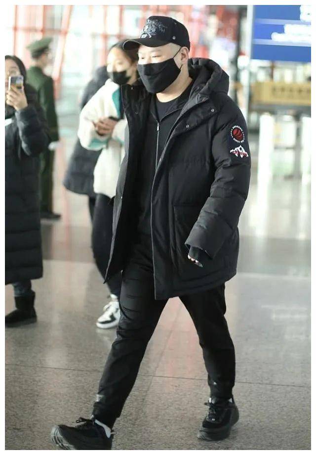 原创岳云鹏头大脖子粗其实他很会穿运动裤老爹鞋打造时髦范