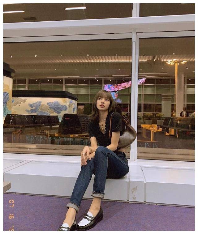 泰国美女lisa真像芭比,黑色v领短上衣配牛仔裤秀小蛮腰,超好看_时尚