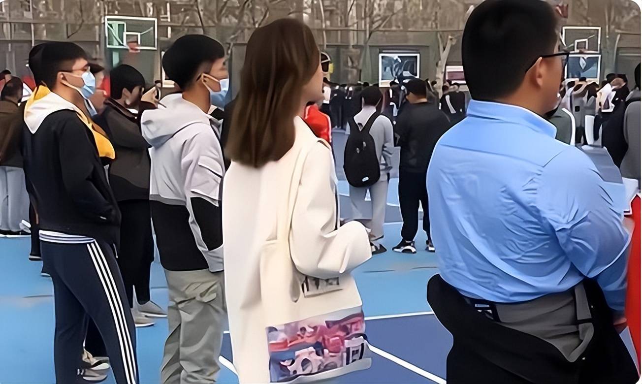 原创一张清华女生炫富照走红气质很像奶茶妹妹不会过低配人生