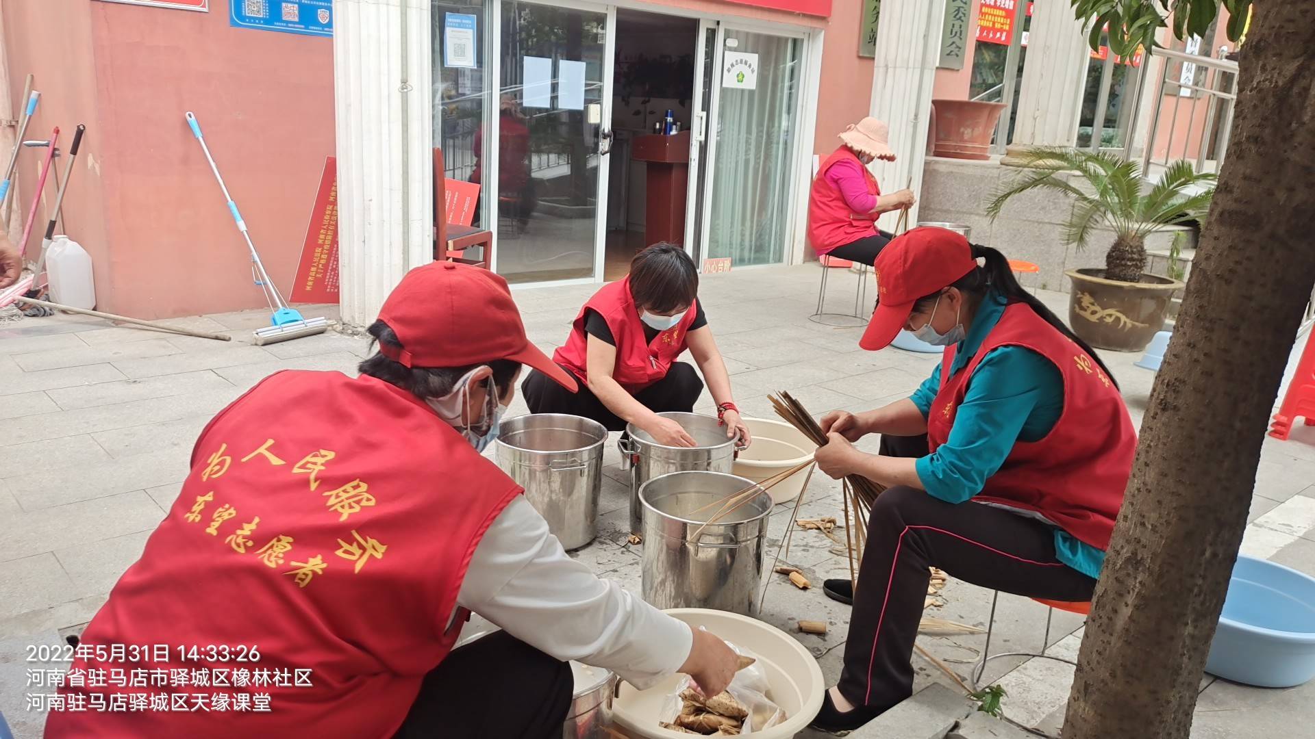 驻马店东望志愿者浓浓端午传古今拳拳粽情慰老人