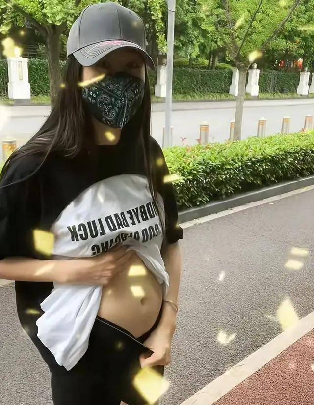 原创36岁蒋丽莎疑怀上5胎站街边掀衣服小腹凸出老公陈浩民哈哈笑