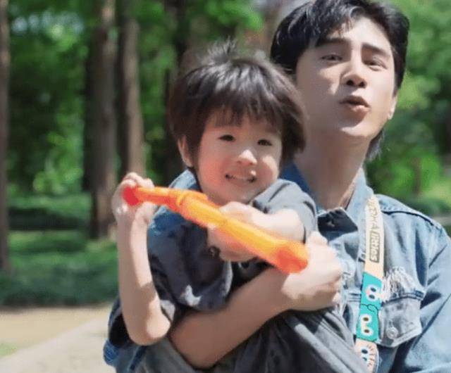 一家人都是颜值爆表,他们也很期待姜潮能够把儿子也带上《爸爸去哪儿