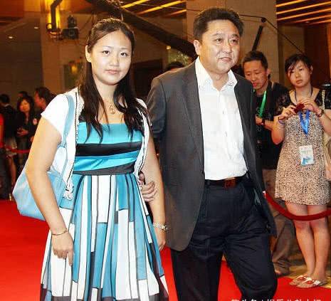 于谦41岁老婆近照,年轻漂亮气质不逊一线女星,儿子帅气可爱_相声