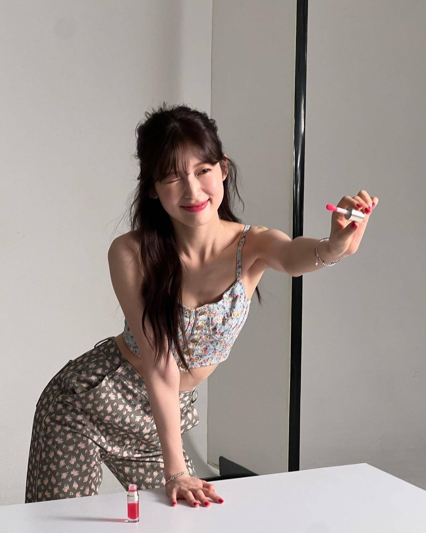 清爽的露脐上衣,23岁韩国女星崔乂园,纯真可爱,充满