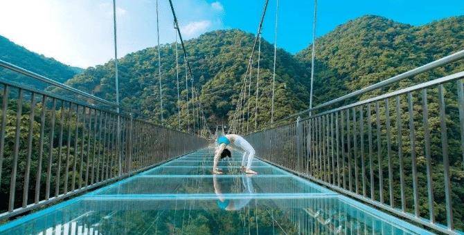 原创             网红玻璃桥变成了“展露桥”？景区保安：别问我，咱也没办法