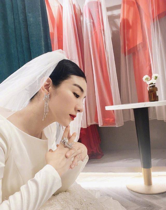 黄奕晒婚纱照,自侃老是要嫁人不靠谱,再穿婚纱仍美艳动人_工作_照片
