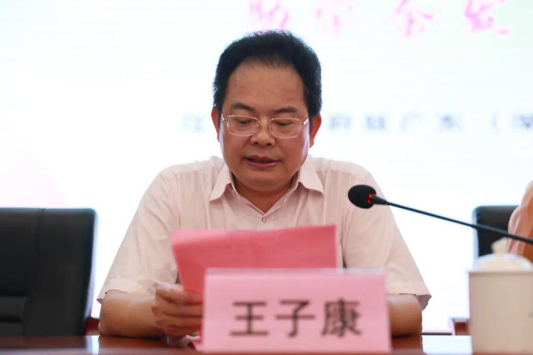 寻乌县委副书记王子康首先致辞.