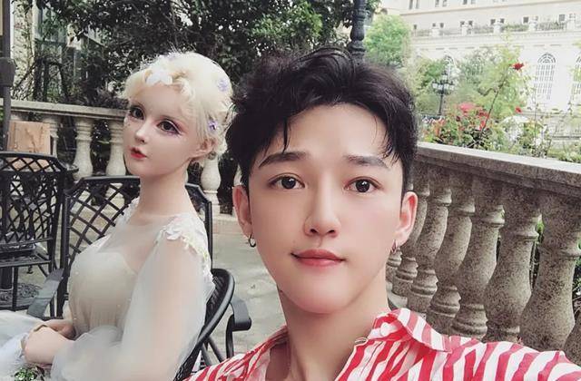 整成真人芭比,却吃饭不敢张嘴,迪丽拉卸妆后还能看吗_网友_灿宇_样子