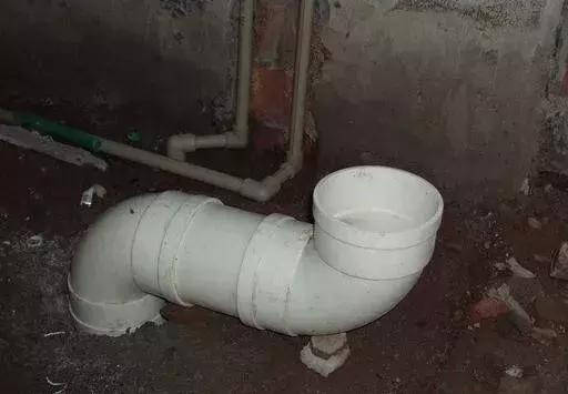 卫生间马桶位置不合理怎么移这样挪永远不堵不臭还简单