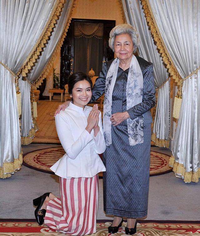 公主自信晒中国大学毕业证,笑容甜美,穿时尚衬衫好美_布苏_莫尼列