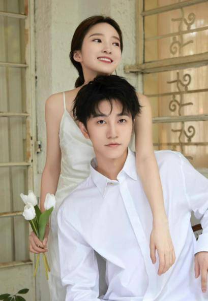 按照道理说,杨凯雯和赵琦君是通过鹅厂综艺走到一起的,应该和平台关系