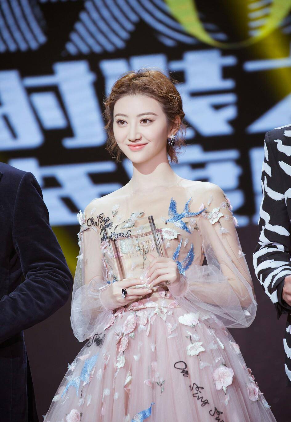 白到发光的女明星,李小冉简直是女星合影高手_白美_皮肤_何穗