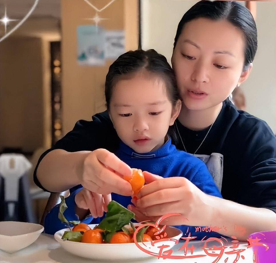 小20岁三婚妻子颜值高,素颜状态仍旧惊艳_赵庭_女儿_黑色